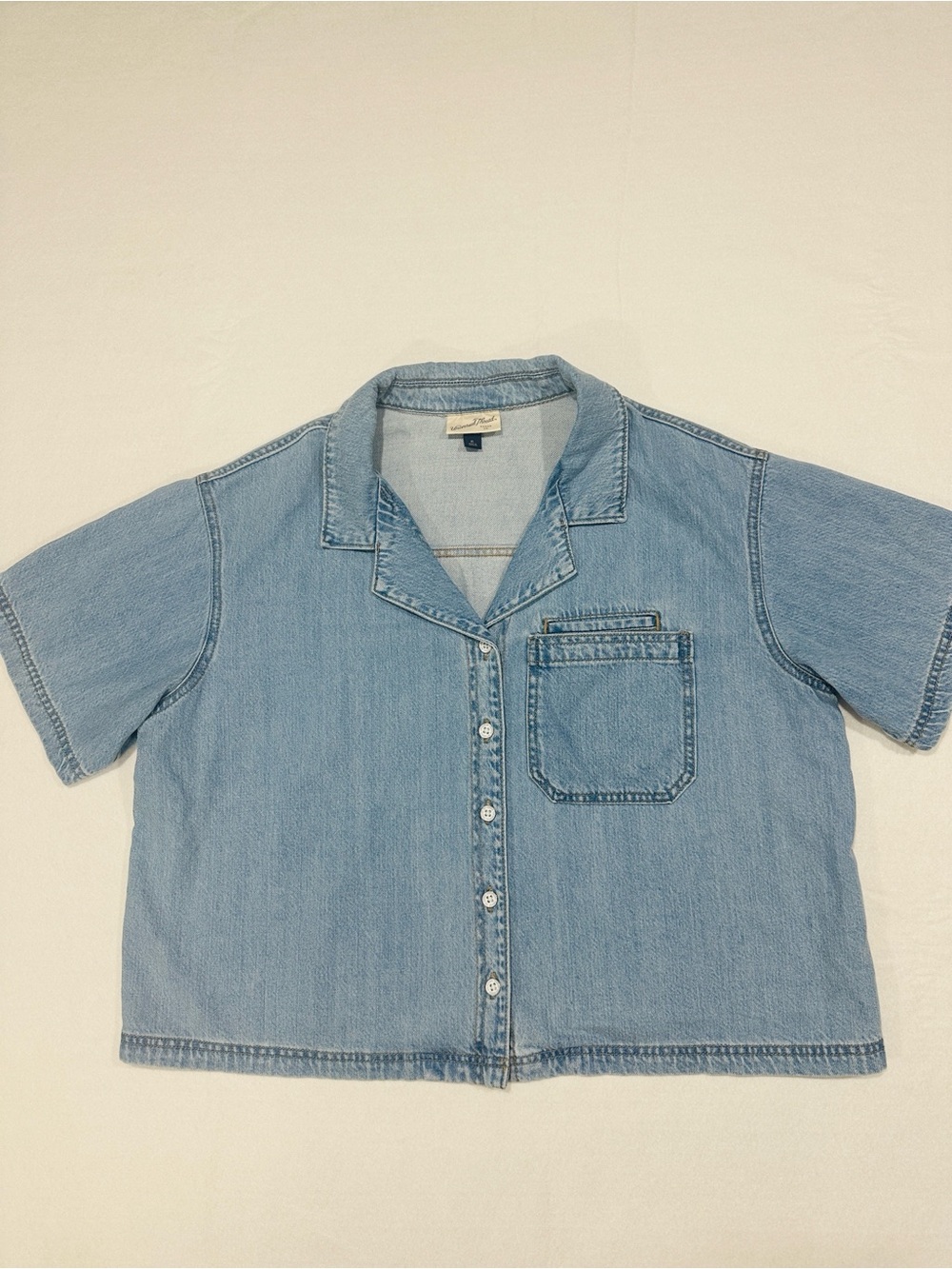 Universal Thread Women’s Light Blue Denim Short-Sleeve Button Down Shirt